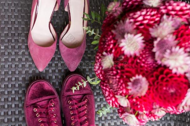 婚礼高跟鞋versus对新婚的旅游鞋.红色的婚礼新婚的附件