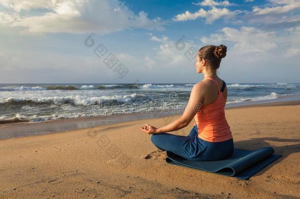 女人做<strong>瑜伽</strong>莲花使摆姿势奥多尔斯在海滩