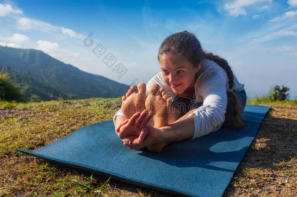女人做瑜伽瑜珈的任何一种姿势Paschimottan瑜珈的任何一种姿势前进地弯曲