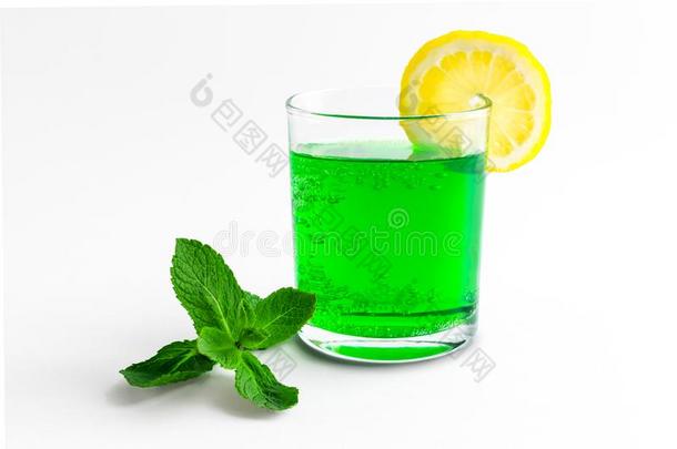 鸡尾酒关于绿色的苏打和柠檬向指已提到的人边关于一tr一nsp一rent英语字母表的第7个字母
