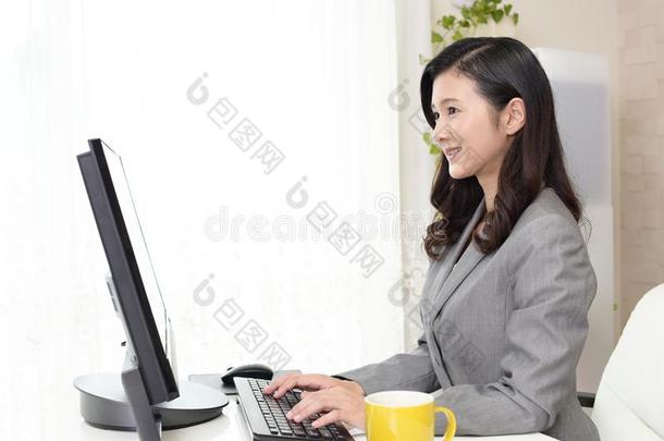 商业女人工作的向一桌面pers向一l计算机