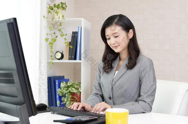商业女人工作的向<strong>一桌</strong>面pers向一l计算机