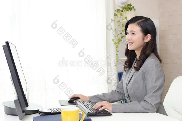 商业女人工作的向一桌面pers向一l计算机