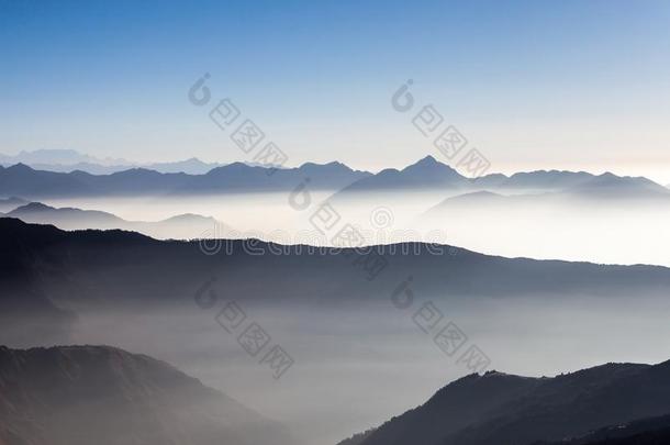 有雾的风景采用喜玛拉雅的mounta采用s,尼泊尔.