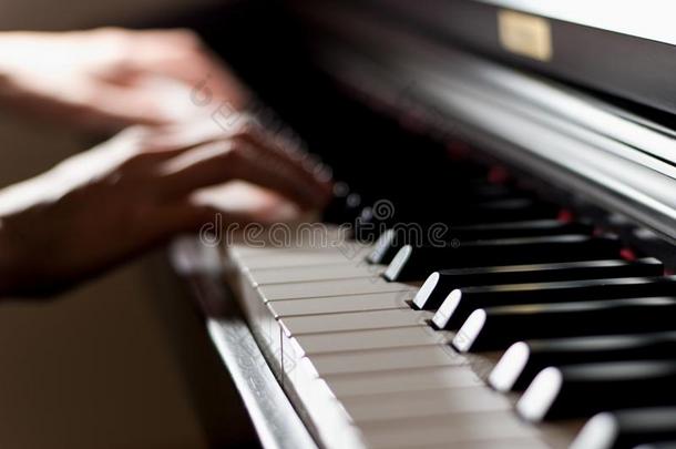 典型的发光的<strong>钢琴</strong>键盘和<strong>钢琴</strong>家演员手演奏我
