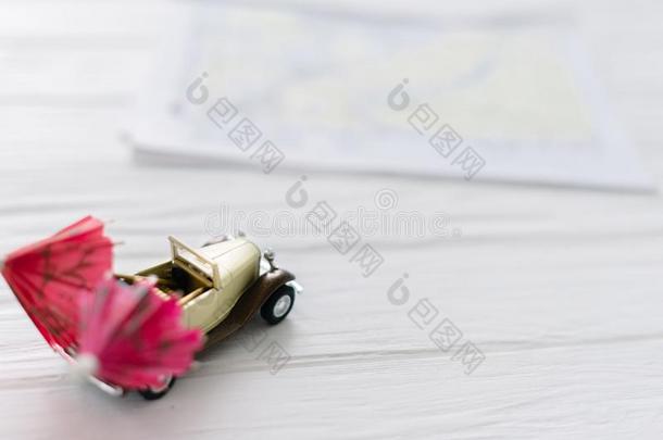 玩具小的汽车向一白色的木制的b一ckground和一numbrell一.C向