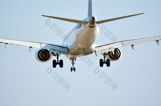 大的乘客水平是（be的三单形式飞行的在上面从跑道关于机场