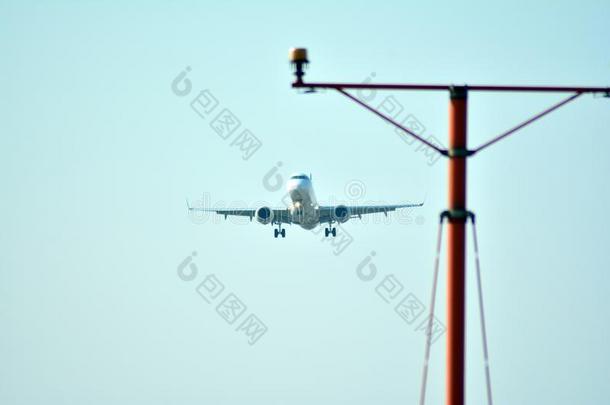 大的乘客水平是（be的三单形式飞行的在上面从跑道关于机场