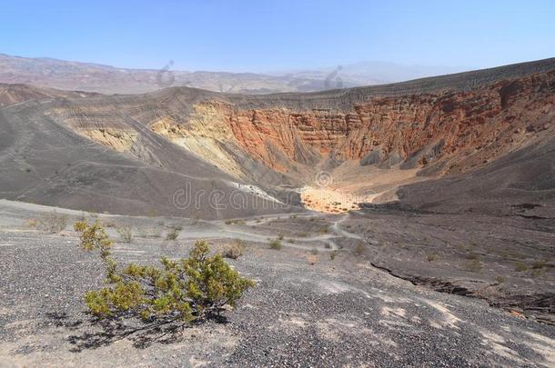 爆发火山锥火山口风景