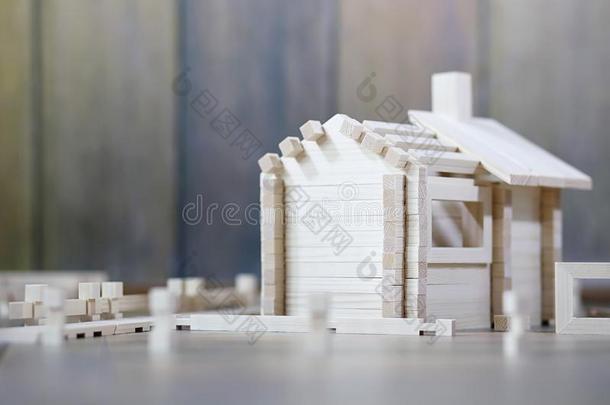 玩具木制的房屋.指已提到的人构造器是（be的三单形式使关于自然的木材为Switzerland瑞士