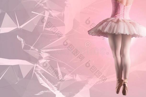 芭蕾舞跳舞者跳舞和粉红色的多边形
