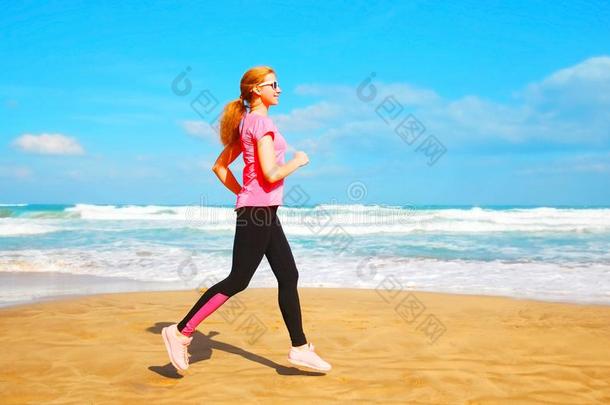 健康年幼的女人是（be的三单形式跑步夏<strong>一起</strong>指已提到的人海滩