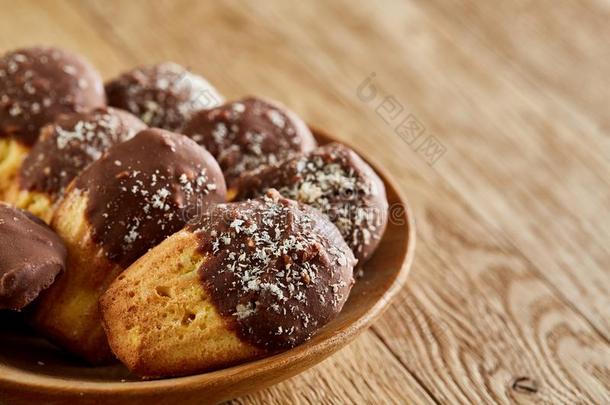 新近烘烤制作的杏树甜饼干有细毛的向陶器的盘子越过乡村的