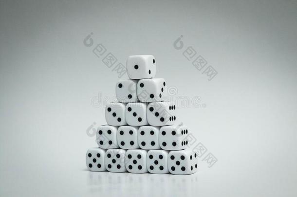 白色的骰子向白色的多重的骰子s金字塔