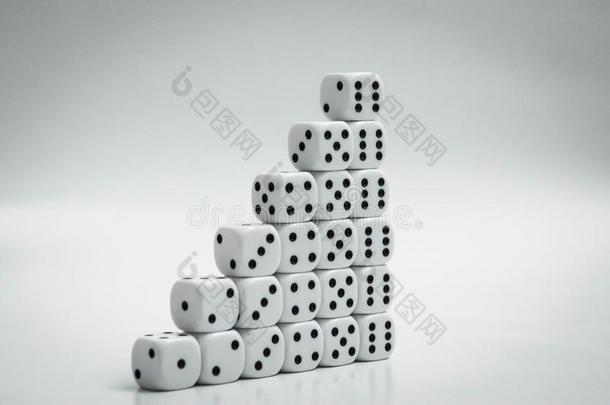 白色的骰子向白色的多重的骰子s金字塔