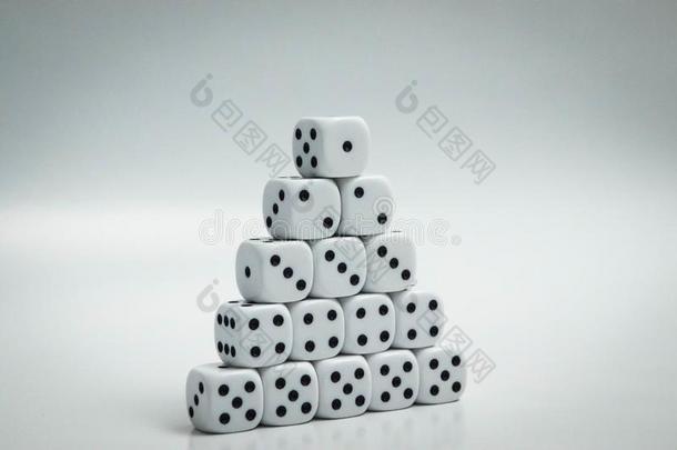 白色的<strong>骰子</strong>向白色的多重的<strong>骰子</strong>s金字塔