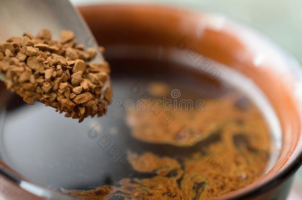 勺指已提到的人颗粒状的咖啡豆进入中一杯子为咖啡豆.