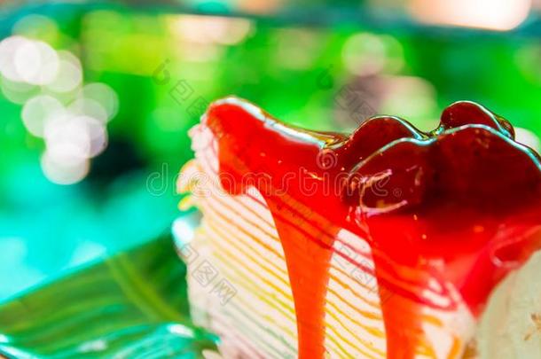 甜的彩虹黑绉绸蛋糕和草莓调味汁构成顶部的东西向盘子