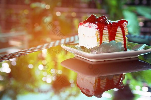 甜的彩虹黑绉绸蛋糕和草莓调味汁构成顶部的东西向盘子