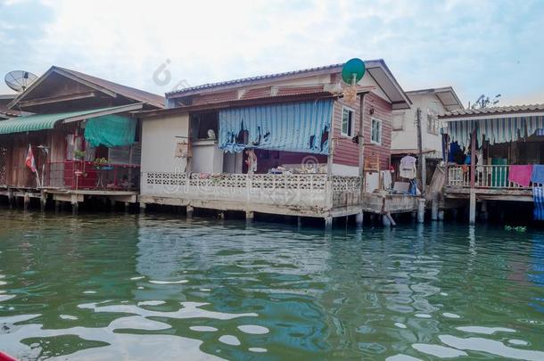户外的看法关于不固定的贫穷的房屋向指已提到的人查奥佛拉雅河.Thailand泰国