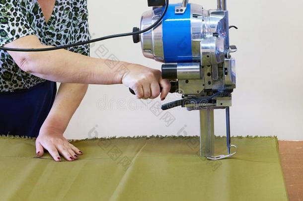 女裁缝女人工厂向一工业的机器为锋利的<strong>光纤</strong>
