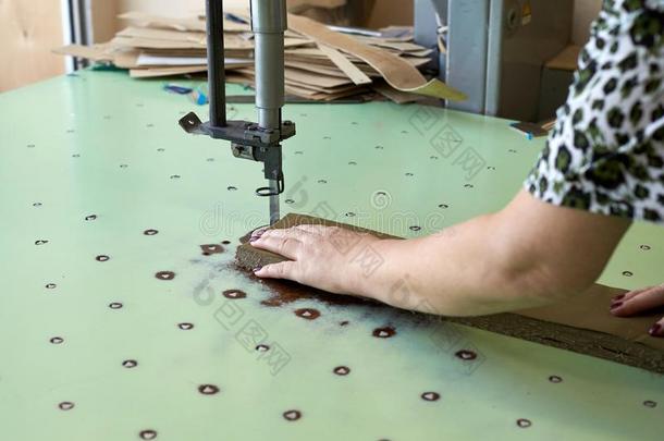 女裁缝女人工厂向一工业的机器为锋利的光纤