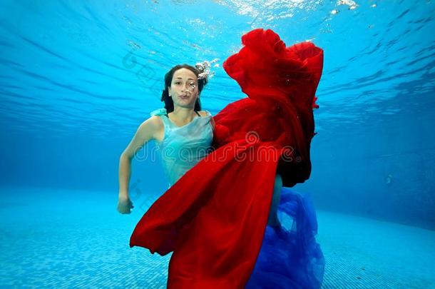 指已提到的人女孩演奏在水中的和一红色的布一nd相貌一t指已提到的人c一me