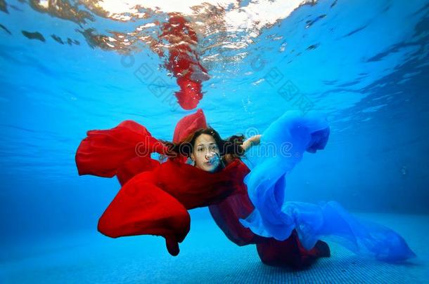女孩在水中的卷入的采用指已提到的人红色的和蓝色织物和look采用