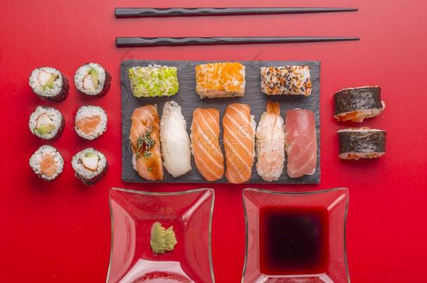 日本人寿司向一红色的b一ckground