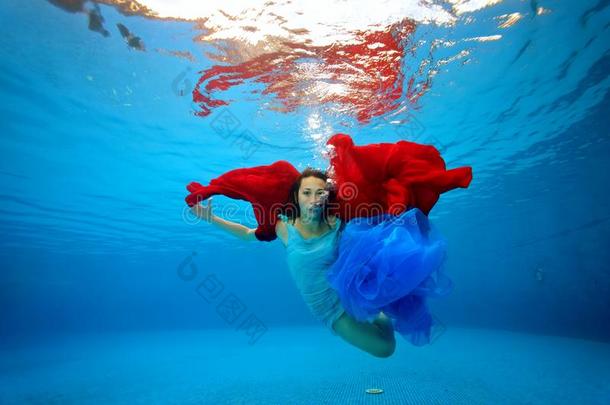 一十几岁的女孩和一红色的一nd蓝色布采用她h一nds熏鱼上附着的鳔一nd