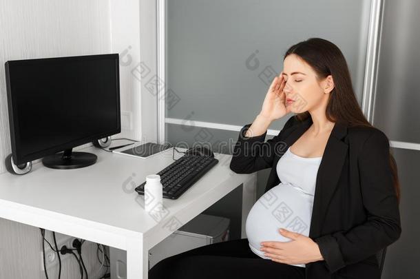 怀孕的女人采用指已提到的人办公室