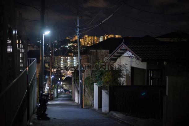 夜大街大约中间的-时间关于横滨,黑色亮漆.在夜时间,