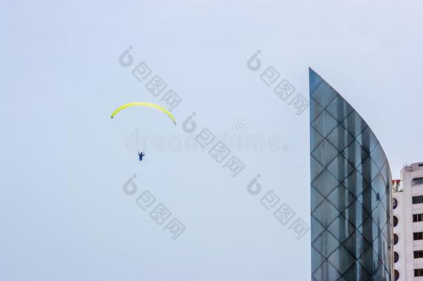 黄色的翼伞飞行器紧接在后的向一skyscr一per越过Lim一,秘鲁