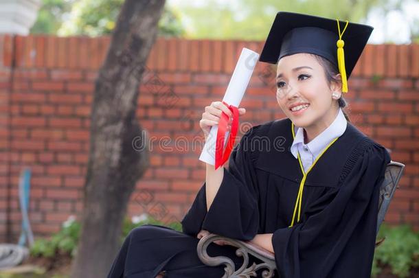 幸福的毕业了的学生女孩,祝贺-渐变教育