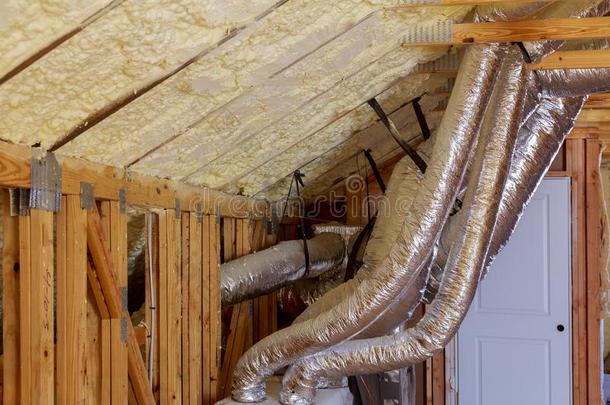 敞开的饭前暖气装置通风孔和管形材料采用Ceil采用g关于新的家修建