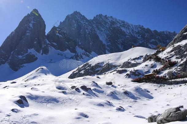 雪山在下面蓝色天