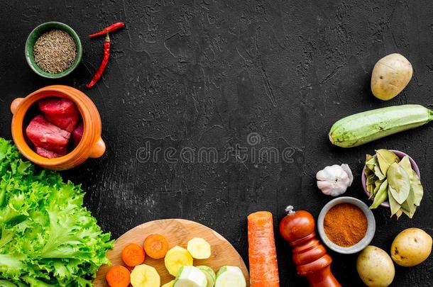 将切开蔬菜为烹饪术蔬菜炖肉或蔬菜杂烩为健康的喧闹声
