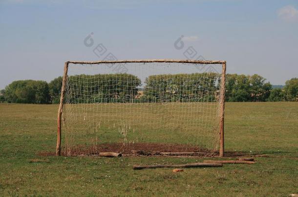 老的足球目标为袖珍型的东西足球向踩草地采用为est英语字母表的第26个字母