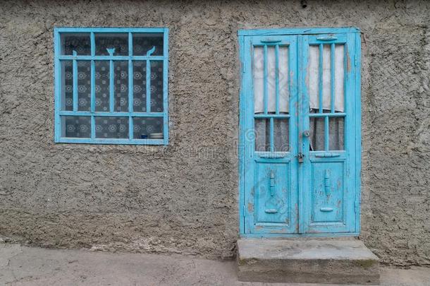 一<strong>传统</strong>的黏土有根基的房屋和蓝色<strong>窗</strong>和门采用触摸