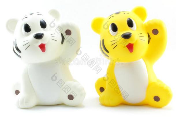 黄色的老虎玩具和白色的老虎玩具