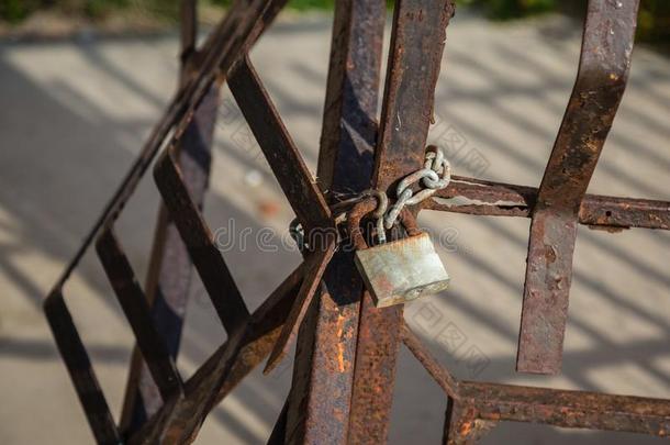 金属挂锁和链子附加的向生锈的栏杆