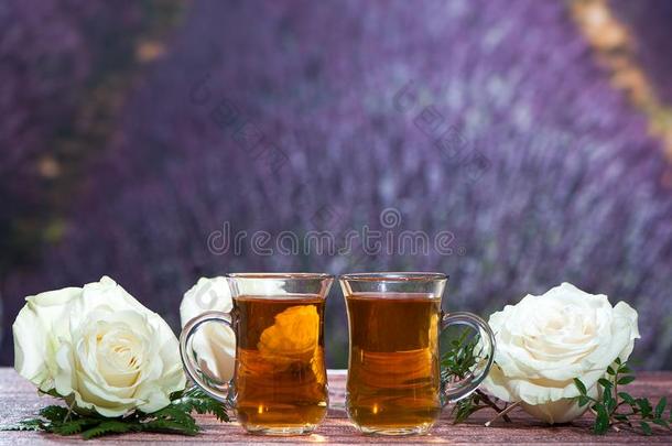花茶水.茶水从玫瑰.两个杯子关于茶水和玫瑰向指已提到的人用绳子拖的平底渡船