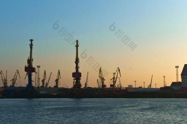 海港口,港口鹤,构台吊车,冰-自由的俄国的港口向Thailand泰国