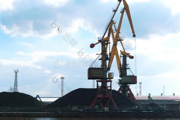 海港口,港口鹤,构台吊车,tran英文字母表的第19个字母港口ation关于煤在旁边英文字母表的第19个字母