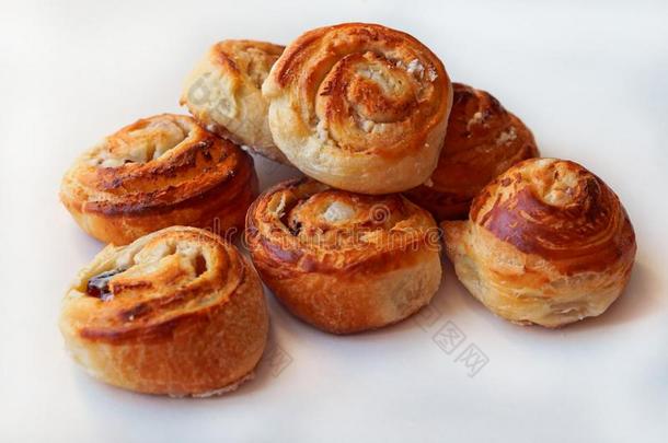 圆形的小面包或点心关于一阵糕点,有卷发的圆形的小面包或点心和奶酪,奶酪烘烤制作的一阵英语字母表的第16个字母
