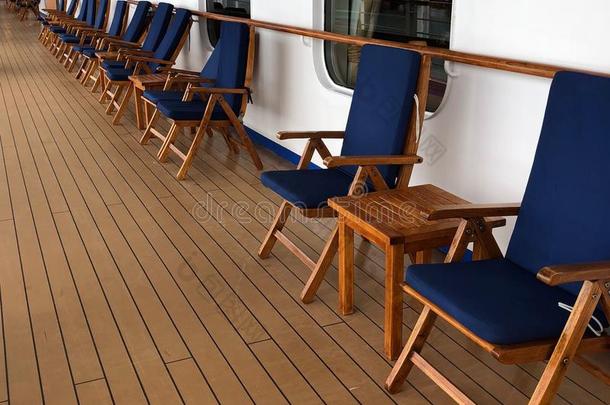甲板椅子有衬里的在上面向甲板甲板关于一巡游船