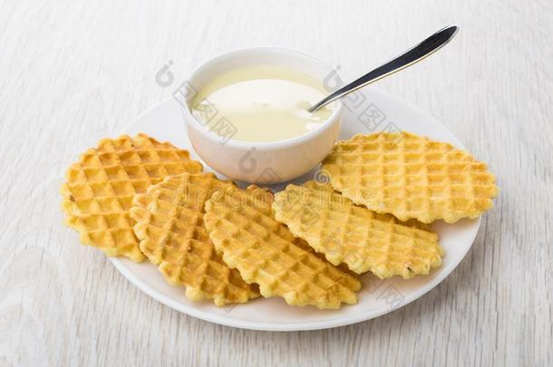 圆片甜饼干,碗和变稠或变浓奶,勺采用白色的盘子