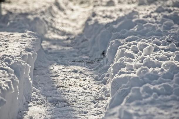 变明朗小路采用雪