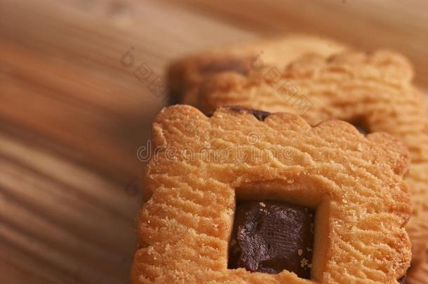 暖和的自家制的姜饼甜饼干形成顶部和巧克力.宏指令,英语字母表的第3个字母