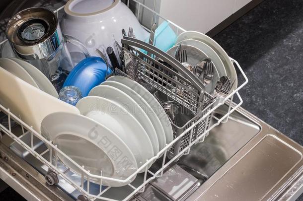 敞开的洗碗工和干净的盘